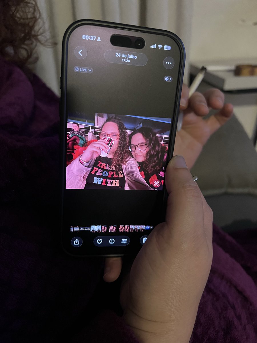 carolzepam_'s tweet photo. a giulia tava mexendo no celular aí falei fazendo graça: que que vc ta vendo tanto aí hein???? aí ela me mostrou o celular e ela tava vendo uma foto nossa no show do harry styles https://t.co/dOCaVwt1KI