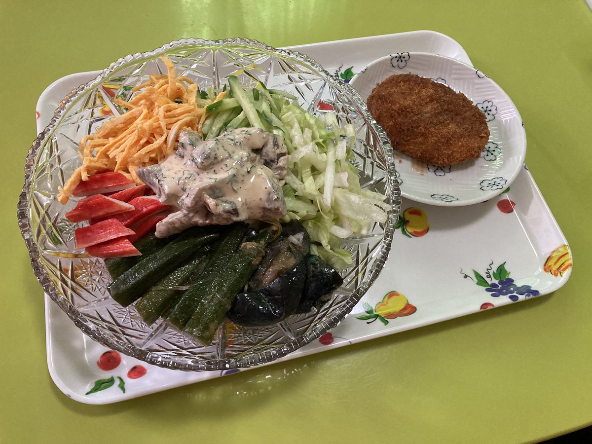 honobonotai_1's tweet photo. 麺が見えなくなった具沢山冷やし中華

結局は全混ぜして食べてしまうのだけれど
盛り付けや器を疎かにしたくはないのだ https://t.co/RPnNgISKNv