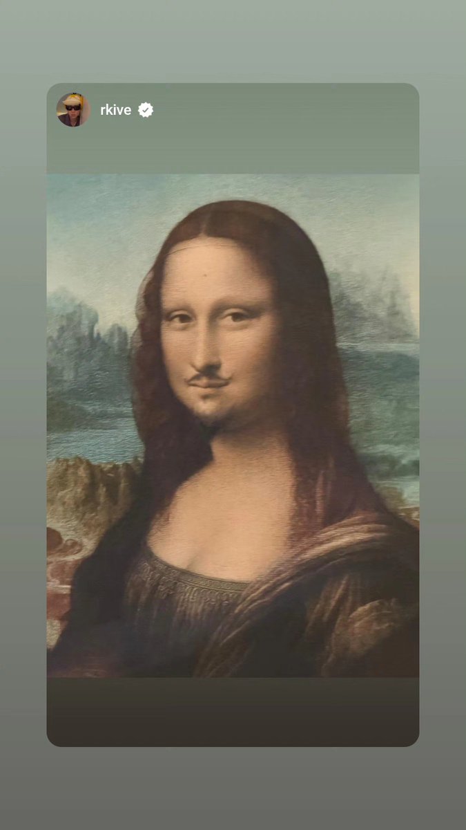 BTSDailyChile's tweet photo. 🅸🅽🆂🆃🅰🅶🆁🅰🅼 Namjoon 

 La imagen es una versión intervenida de la Mona Lisa, el famoso retrato de Leonardo da Vinci, al que se le añadió un bigote y una barba.

La referencia artística más conocida de este tipo de intervención es L.H.O.O.Q., creada en 1919 por Marcel Duchamp. Duchamp tomó una reproducción de la Mona Lisa, le dibujó un bigote y una barba, y la convirtió en una de las obras más influyentes del arte conceptual y el dadaísmo, cuestionando las ideas tradicionales sobre el arte y los "clásicos".

📸
https://t.co/CPaaIwe604