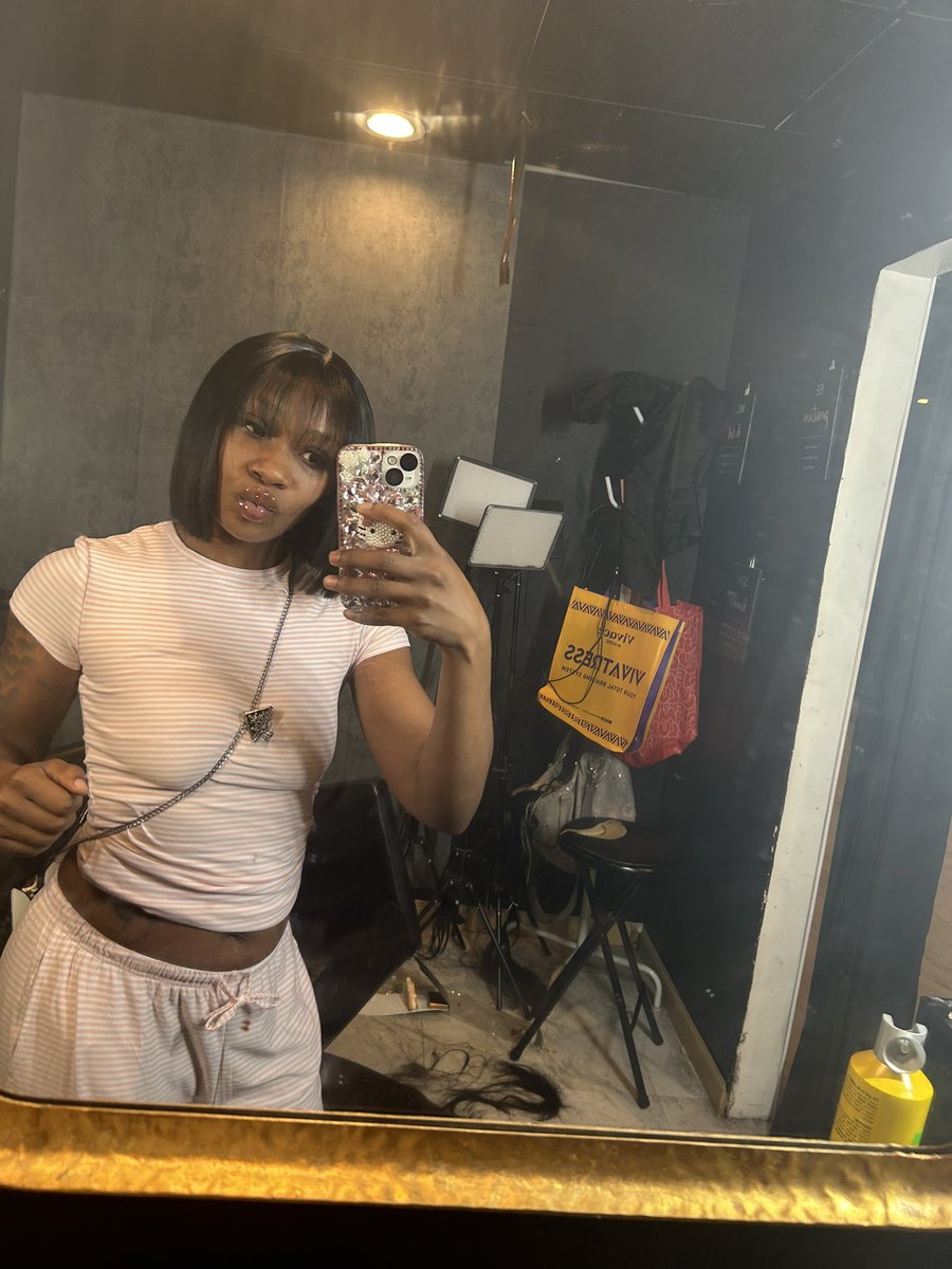 obessedwroro's tweet photo. me & a hair appointment go tg so good 🤍🩷🤍 #newhair #bangs #prettyANDpink https://t.co/Milet0mSj7