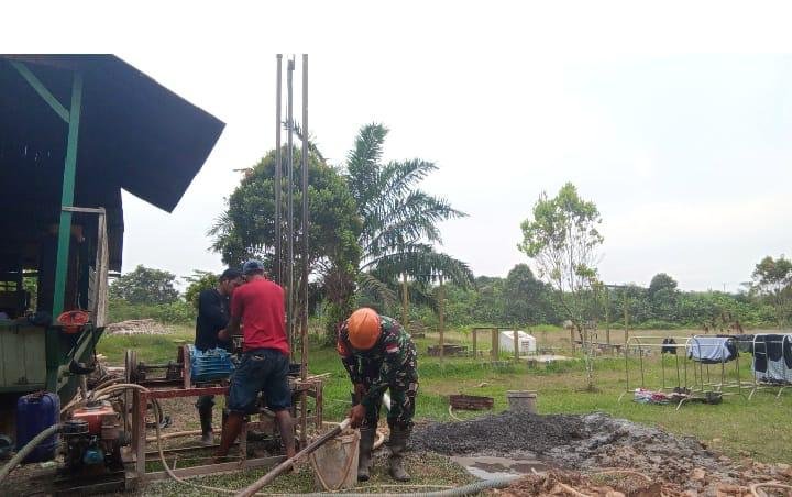 KodimSintang's tweet photo. KODIM 1205/SINTANG ALIRKAN SETETES HARAPAN LEWAT PEMBANGUNAN SARANA AIR BERSIH DALAM KARYA BAKTI SKALA BESAR https://t.co/oHvgWCsEFp