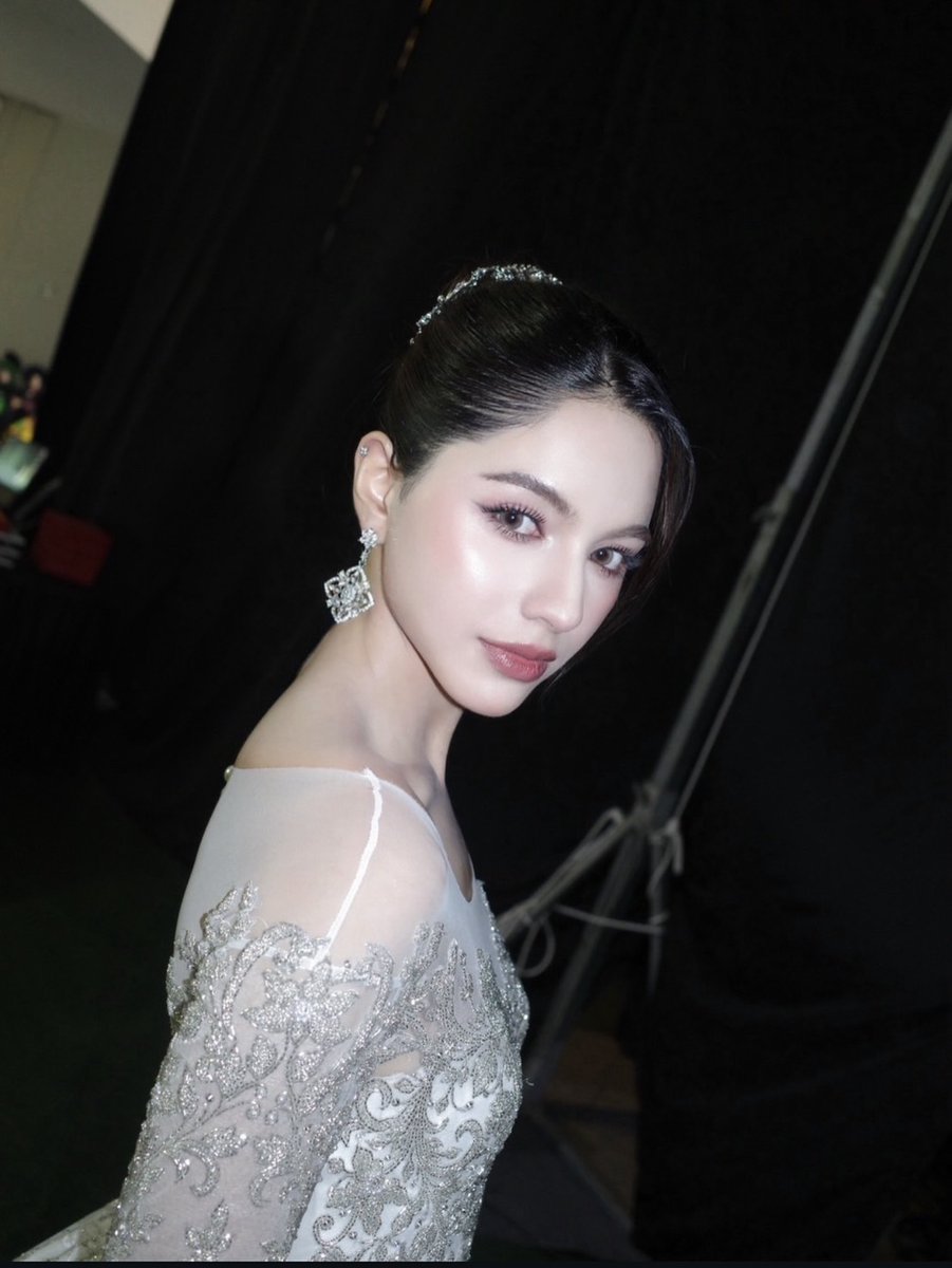 ThaiEntHeadline's tweet photo. “เชลลี่-พันดาว” ควงคู่ร่วมเดินแบบงาน Global Fashion Week All Stars 2026 

เรียกได้ว่าเป็นคู่ที่มีผลงานให้ได้ติดตามอย่างต่อเนื่อง “เชลลี่-เพชรใส” และ “พันดาว” 2 สาวสวยจากค่าย Motionminds Entertainment ที่ได้รับโอกาสเข้าร่วมเดินแฟนชั่นโชว์ของแบรนด์ Finale ในงาน Global Fashion Week All Stars 2026 ณ Vietnam Exposition Center,Vietnam 

ทั้ง 2 สาว ปรากฏตัวอย่างสง่างามในชุดแต่งงานจาก Finale Wedding Studio แบรนด์ชุดแต่งงานชั้นนำของประเทศไทย และเป็นแบรนด์ชุดแต่งงานเพียงแบรนด์เดียวที่เข้าร่วมงานในครั้งนี้ ภายใต้คอนเซ็ปต์ “เรียบหรู ดูแกลม” ถ่ายทอดลุคอันสง่างามราวกับเจ้าหญิง สะท้อนความประณีตของงานดีไซน์และเสน่ห์อันโดดเด่นของทั้งสองได้อย่างลงตัว นอกจากจะได้รับเกียรติในงานร่วมงานครั้งนี้แล้ว ยังทำให้ทั้งคู่ได้มีโอกาสพบปะกับแฟนๆที่มารอให้กำลังอีกด้วย

SHELLY PUNDAO IN VIETNAM
#GlobalFashionWeek2026xShellyPundao
#shellybenda #pundao #shellypundao
#Motionmindsentertainment