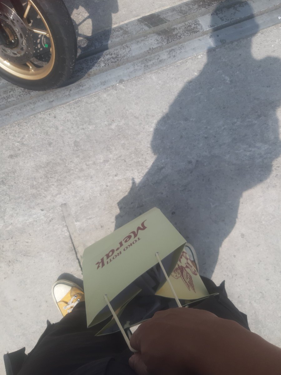 singaderoz's tweet photo. day 2 nyobain makanan viral di bandung. ambil antrian jam 6 baru ambil makanan jam 10 🤯 https://t.co/M0Yg2u5NNo