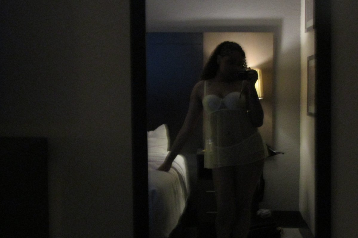 nivscinnamon's tweet photo. i felt so cute this night https://t.co/mRdfZRm3CI