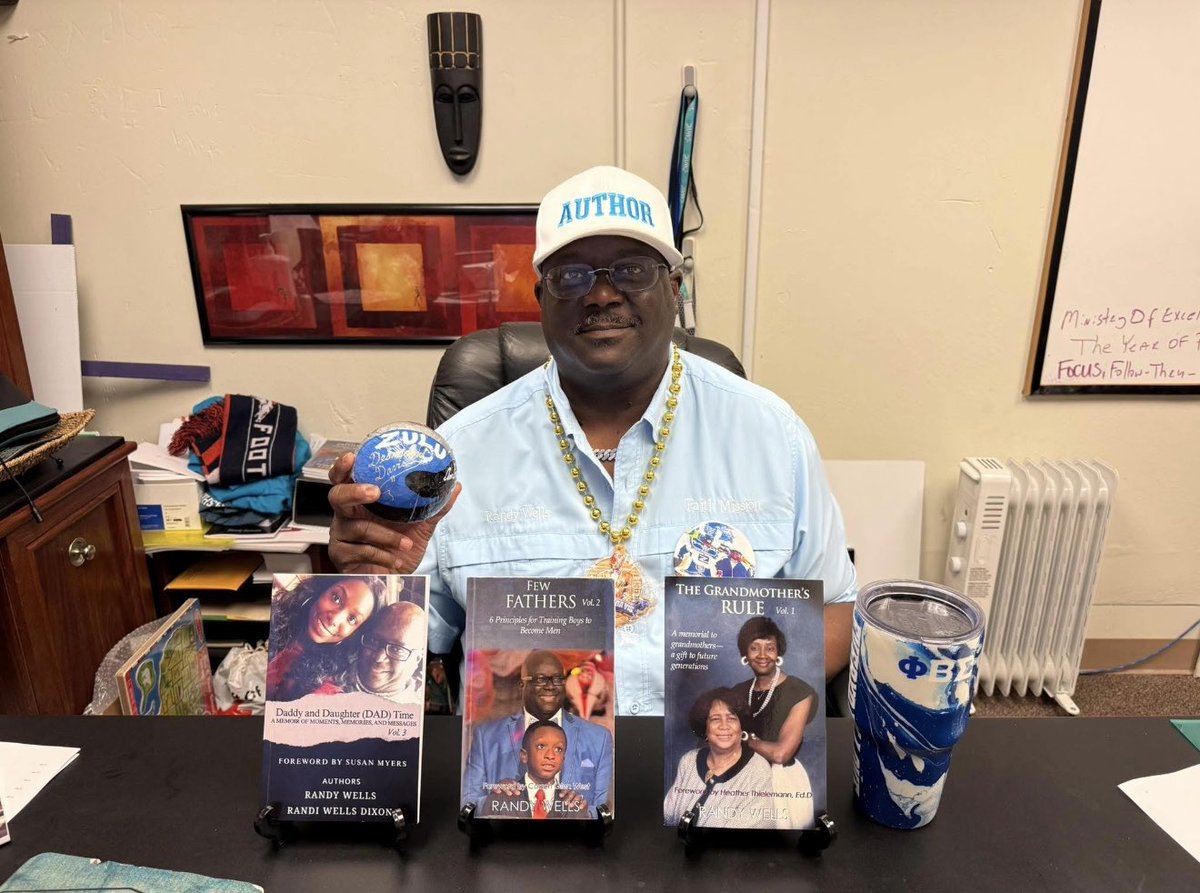 doinit4Jesus's tweet photo. Sign &amp; Ship Saturday! If you want me to meet you this weekend to get one of my books signed. Holla at me! #OUTSIDE 🌏 https://t.co/cy5qPrBVf2