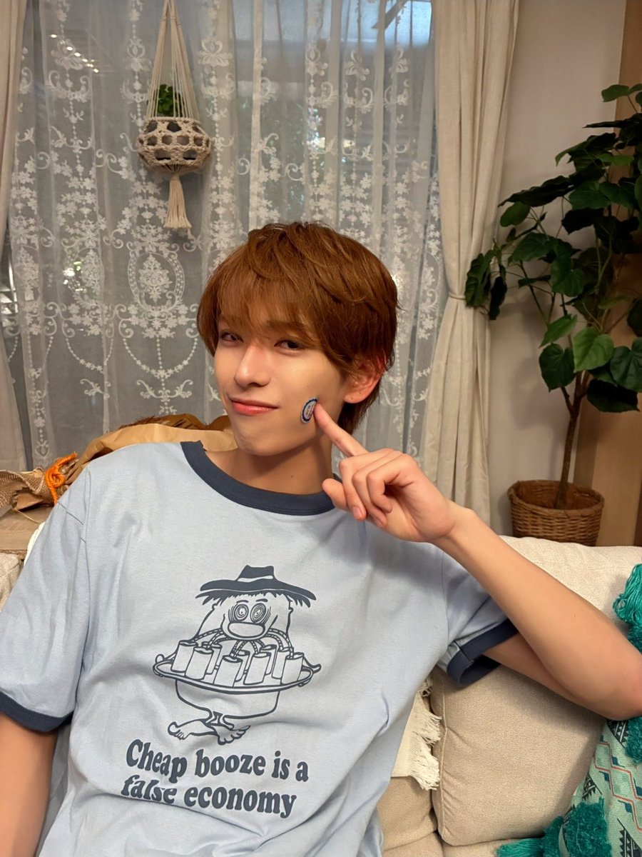 oshidoraEX's tweet photo. 【第4話今夜11時‼️】
☁#夏色の雲が恋と嵐をまきおこす⚡️

╍╍╍ ⛈️ ╍╍╍
 夏雲嵐off shot
╍╍╍ 🌻 ╍╍╍

ほっぺシールのキュートな深田さん💮💚
皆さんもほっぺにシールいかがですか❔️
深田さんからも《よくできましたシール》いただけるかも！？
ぜひ今後もSNS投稿お見逃しなく👀🦁

#深田竜生 #ACEes
#そうなつ 
#真夜中のZOO