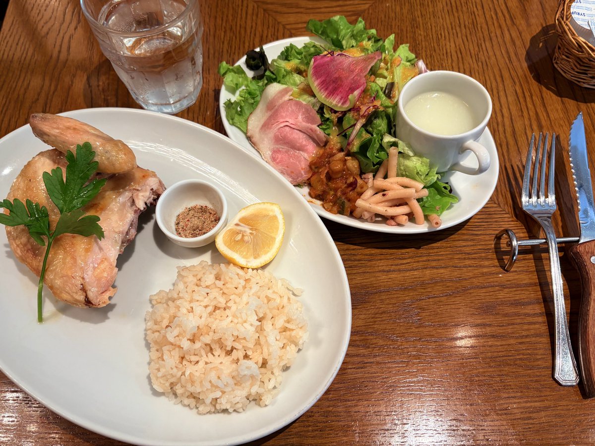 GourmetCast's tweet photo. 上野駅の目の前という立地で、前菜盛り盛り＆ロティサリーチキンまで楽しめてこのお値段うれしい☺️

ラ・ココリコ上野本店
ロティサリーチキンプレート
1,210円（税込） https://t.co/Yv5ZKUNfUZ