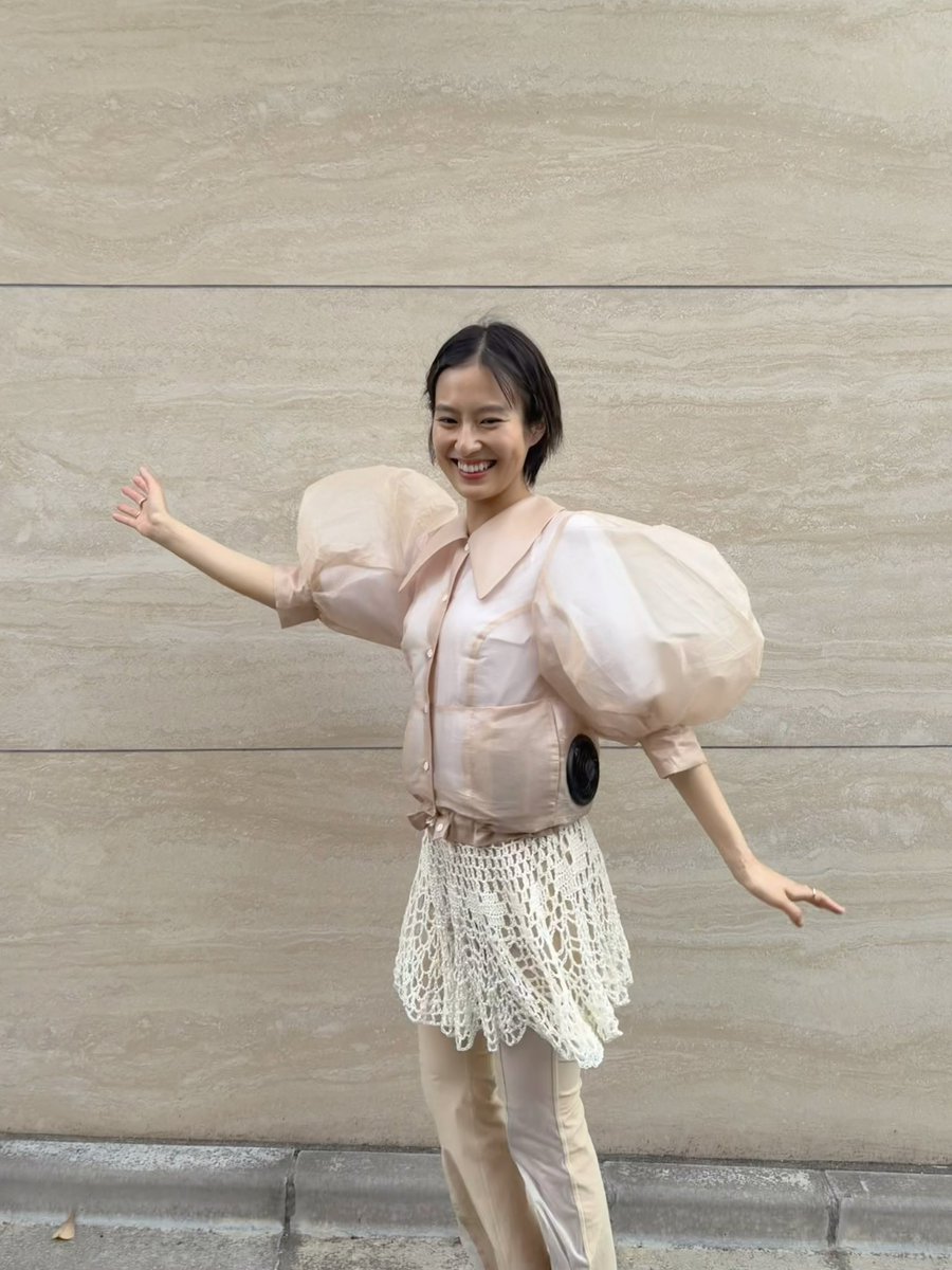 Yuri_Tsunematsu's tweet photo. 8月生まれの方お誕生日おめでとうございます！皆さんにとって素敵な一年になりますように✨

今月の #ツネからの誕生日動画 は
夏を乗り切るためにゲットした空調服を着てお届け🌬️
可愛くて涼しいって幸せ。
現場用には黒の空調服も買いました。
夏の撮影頑張ります！ https://t.co/YvXbN9dkmJ