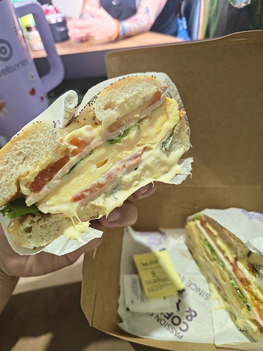 droppedcookie's tweet photo. Whoa this breakfast bagel lookin glorious.... I've been on a controlled diabetic diet eating depressing shit for a while this almost brings tears to my eyes https://t.co/fP8sCl9aX2