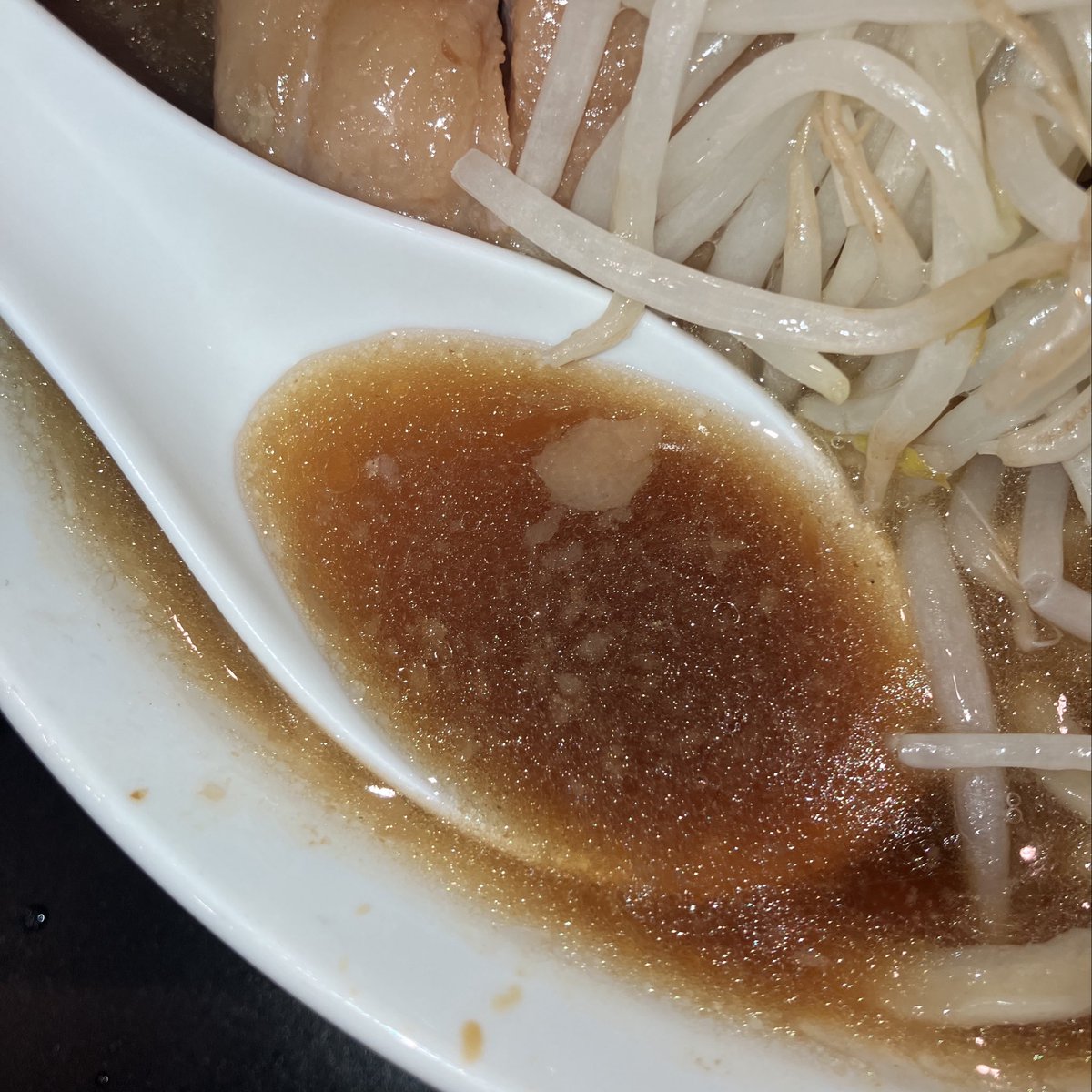 kazuro38's tweet photo. 旗の台
『豚星。〜乳化〜』
小ラーメン￥1400
＋ショウガ￥100
属性：ラーメン
呪文：ヤサイ

リターンオブ豚星。のコレ^o^
伝家の宝刀、豚出汁濃い濃いとエッジの効いたカエシのバランスでもう食べたい笑
いつの世もショウガは正義^o^

大塚さん、まよさん、藤森くん、亮さん、新人様ご馳走様です☆ https://t.co/oHsm7CccyG