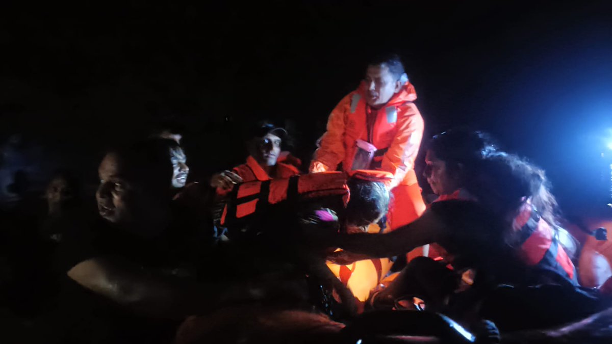NDRFHQ's tweet photo. #FWR_Ops | #Evacuation | #NightOps
🔶NDRF teams conducted #FWR Ops in Navsari & Bharuch,Gujarat
🔶Safely evacuated 116 persons & 02 livestock to safer locations
🔶Teams continue Rescue & Evacuation Ops across flood-affected areas in close coordination with local administration https://t.co/fIxJIFt7db