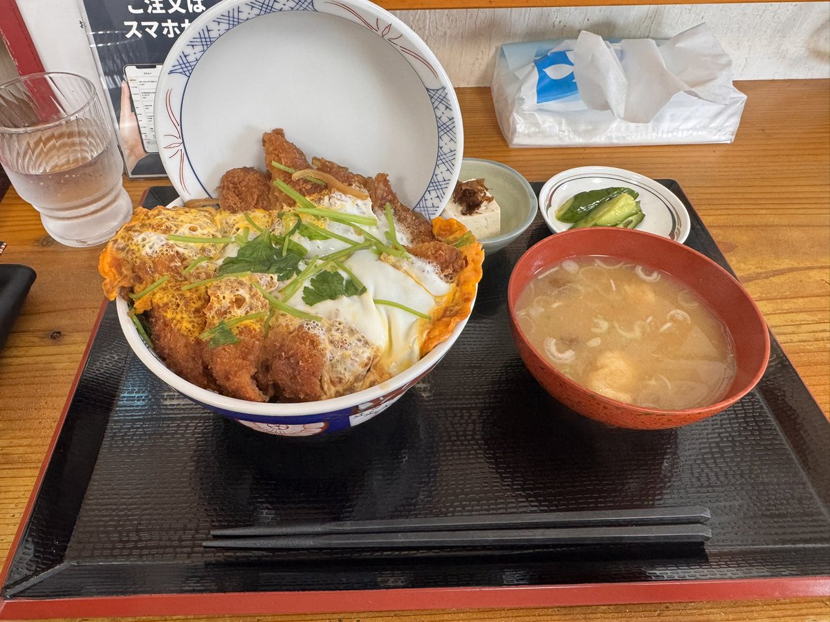 vipY33CEDRIC's tweet photo. 呑みめしや いっぷく

上かつ丼(普通盛)

大分久々のいっぷくさん🍚
上かつとかつカレー悩んだ末やっぱり上かつ丼に😁
脂身と赤身のバランスのいい厚切り豚は柔らかく脂身の甘みもしつこくない！ご飯がすすむ甘辛いタレをしっかり纏ったかつは最後までサクサクで美味い😋
食べやすくカットされてるのもまたいい👍
ご飯の量も大盛り無料はありがたい✨️
付け合せの冷奴、漬物、味噌汁で途中途中お口リセットでずっと美味しい😆

ご馳走様でした🙏

#呑みめしやいっぷく
#かつ丼