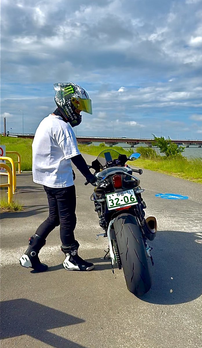 FreedomFox9's tweet photo. 霞ヶ浦とR1M

皆さん、今日はどこを走っていますか？

#毎月1日はR1の日 
#YAMAHAが美しい 
#YZFR1M
#YZFR1 https://t.co/xtETTtxjoj