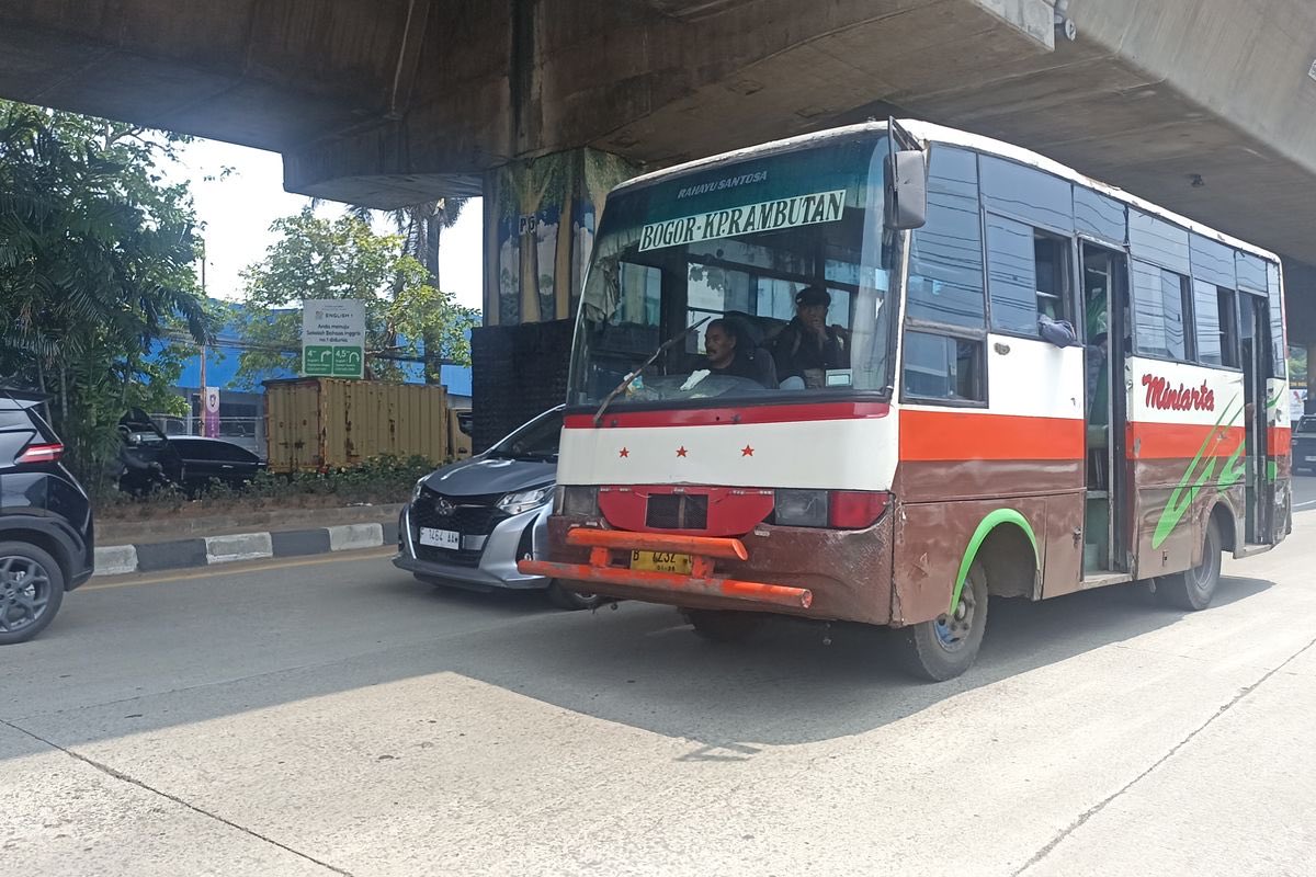 torantula's tweet photo. @koganenohikari Naro trayek serendah itu yang ada pandangan supir ketutupan. Seturun-turunnya ya paling kayak Miniarta ini, tetap ceper. 

I hate to be *that guy*, but for people with this level of budget and branding team, I’d expect a better research than FTV art team. https://t.co/yHzbJnCzbB