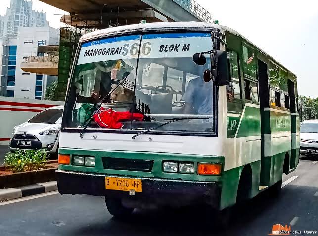 torantula's tweet photo. @koganenohikari Naro trayek serendah itu yang ada pandangan supir ketutupan. Seturun-turunnya ya paling kayak Miniarta ini, tetap ceper. 

I hate to be *that guy*, but for people with this level of budget and branding team, I’d expect a better research than FTV art team. https://t.co/yHzbJnCzbB