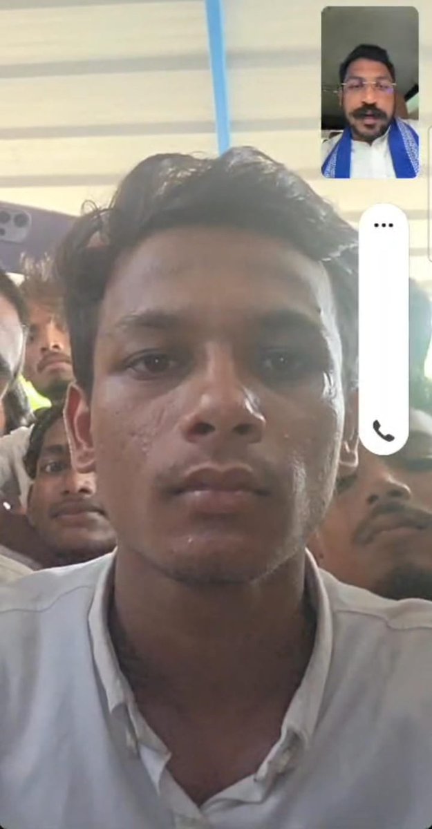 BhimArmyChief's tweet photo. जिला फतेहपुर के किशनपुर स्थित सर्वोदय इंटर कॉलेज के जेन-अल्फा बच्चों ने 28 जुलाई को अपनी मांगों और बेहतर शिक्षा के लिए शांतिपूर्ण तरीके से आवाज उठाई थी। मैंने भी इन बच्चों से बात कर पूरे मामले की जानकारी ली।

जांच इस बात की होनी चाहिए कि आखिर ऐसी कौन-सी सरकारी और प्रशासनिक विफलता थी, जिसने छोटे-छोटे बच्चों को साफ़-सफ़ाई, पेयजल, शौचालय और बैठने जैसी बुनियादी सुविधाओं के लिए आंदोलन करने पर मजबूर कर दिया। लेकिन उसी प्रदर्शन को ‘फंडिंग’ से जोड़कर पुलिस द्वारा जाँच करना और बच्चों से पूछताछ किया जाना बेहद चिंताजनक है।

मुख्यमंत्री @myogiadityanath जी, जरा सोचिए तो सही, इन बच्चों के बैनर-पोस्टरों में आखिर कितने रुपये की ‘फंडिंग’ हुई होगी, जिसकी जांच के लिए पुलिस को बच्चों से पूछताछ करनी पड़ रही है?

बच्चों ने अपने अधिकारों और बेहतर शिक्षा के लिए आवाज उठाई थी। उनकी आवाज को फंडिंग और साजिश का नाम देकर दबाने के बजाय उनकी जागरूकता और लोकतांत्रिक अभिव्यक्ति का सम्मान किया जाना चाहिए।

जय भीम! जय जेन-अल्फा! ✊