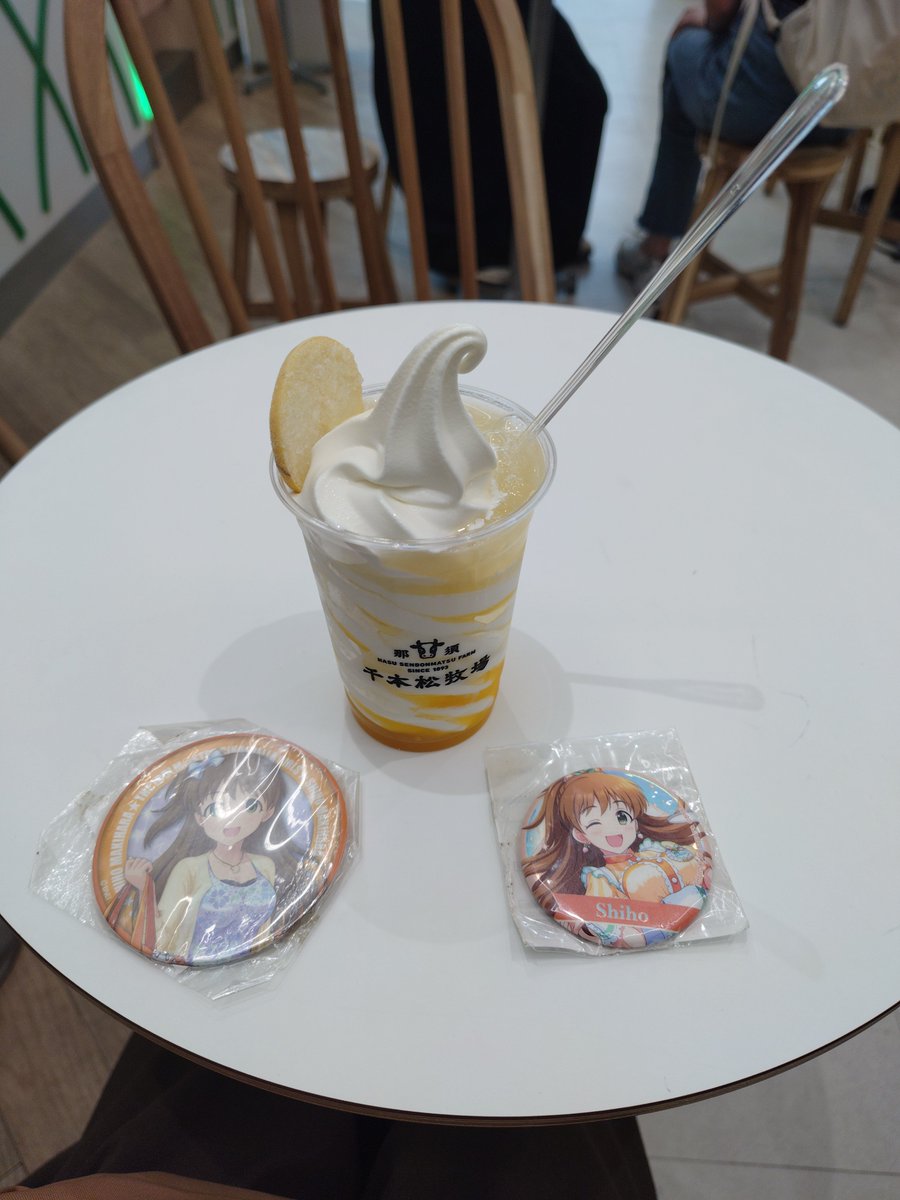 bamboofarbeyond's tweet photo. 総選挙のデイリーミッションほぼやってないくらいデレに対するモチベないのに、パフェを食べるときは今も担当の缶バと写真をとる https://t.co/SJdQmj5FkI