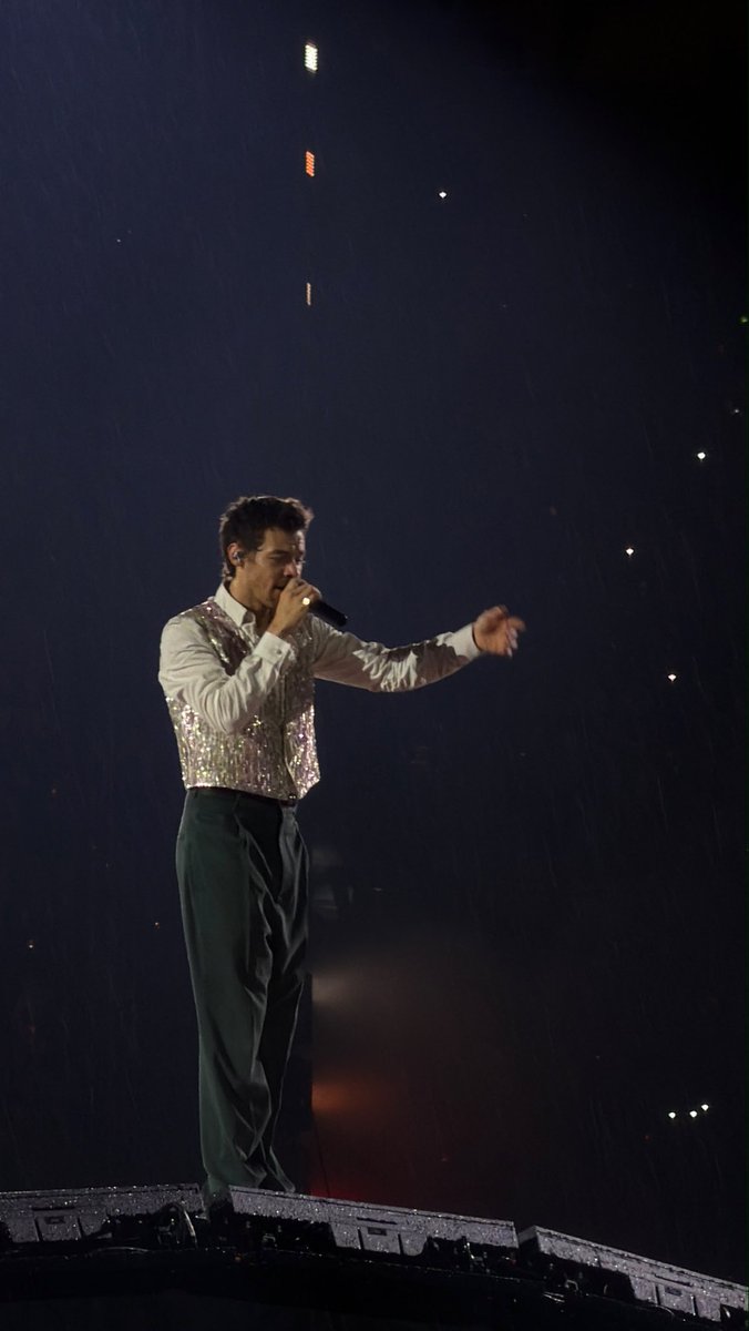 hsdtogethertour's tweet photo. Harry on stage at Estadio GNP Seguros in Mexico City, Mexico - 31 July (via @Univ_espect) https://t.co/WaLKngh374