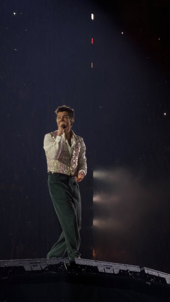 hsdtogethertour's tweet photo. Harry on stage at Estadio GNP Seguros in Mexico City, Mexico - 31 July (via @Univ_espect) https://t.co/WaLKngh374