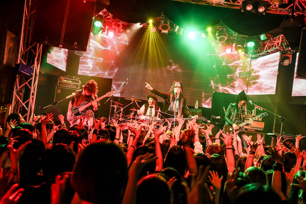 Vif_music's tweet photo. 🟥News🟥
Crack6、最新作『Silentia』を引っ提げたツアー完遂！千聖ソロデビュー30周年情報も解禁！

▶️https://t.co/6m5Na6YOsc

#Vif #Crack6
@Crack6_info
@chisatochang666
@shige6_shige
@tenji_everset
@peni_ojiro https://t.co/lKnapFaXtE