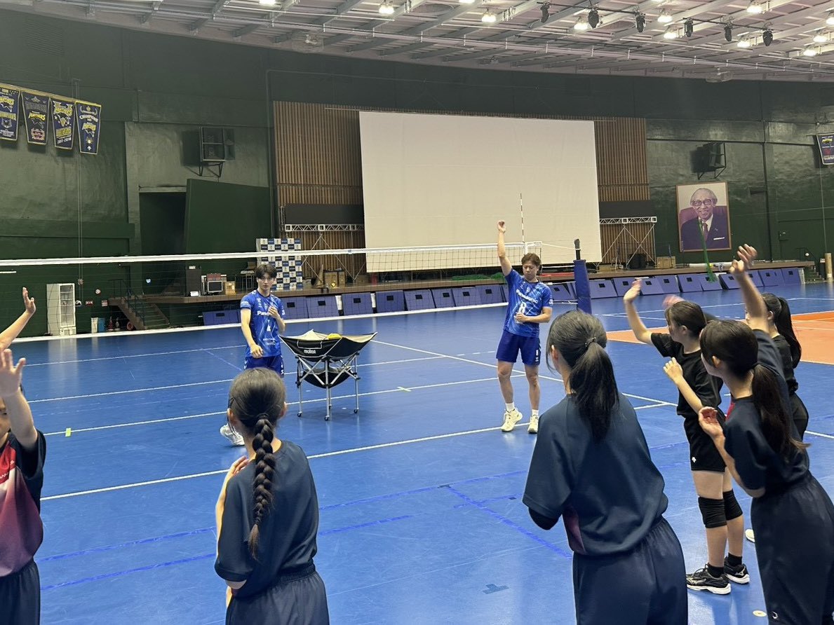 OSAKA__BLUTEON's tweet photo. 🔷#枚方市 連携交流事業2026🔷
7/31（金）は、枚方市立楠葉西中学校の女子バレーボール部の皆さんをパナソニックアリーナにお迎えし、バレーボール教室を実施👏👏
熱心に取り組んでいただきました🔥
またお会いしましょう✨
#仲本賢優 #金田晃太朗
#BLUEACTION #京阪
#大阪ブルテオン
#OSAKABLUTEON https://t.co/QZ91Cs5qrL