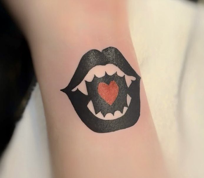 hemogirlbin's tweet photo. anyways new tattoo!

aside from the deadlock reference, i think it's a good signal to girls that I bite https://t.co/j2hbXATpRO