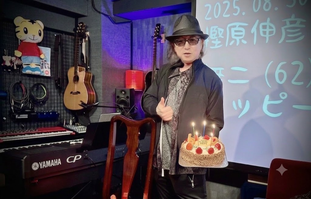 officeGGW_2nd's tweet photo. 【樫原伸彦 Birthday Party】
「63才もシクヨロー」 
8月30日(日) 
＠ 赤羽・月夜のケダモノ 
18:00-22:00
入場料 3,000円 D代別途

ゲスト
井上武英(Vo)GガンダムED歌手
伊藤真視(Ds)尾崎豊バンド
他😎

officeGGW
ハララビハビコ
りゅっぺー
マダムクライシスぴこ
あかるい あかるい あかりちゃん🔆 https://t.co/sRD7rf5KhS
