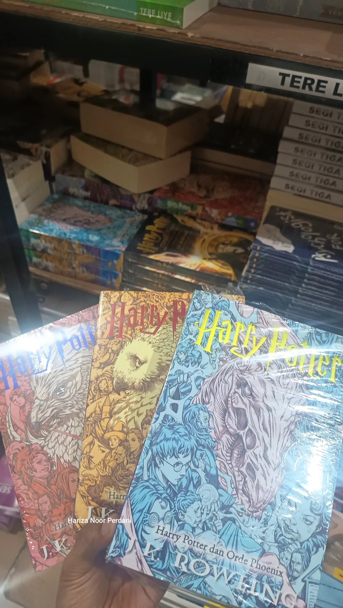 Smash1014314's tweet photo. Nemu hidden gem toko buku yang lengkap banget. 😭

Rak bukunya penuh, mulai dari buku anak, novel, ensiklopedia, buku agama, buku CPNS, self improvement, buku pelajaran, dan masih banyak lagi.

Harganya juga mulai dari Rp3 ribuan. 😭

Ini tipe tempat yang niat awalnya cuma "lihat-lihat", tapi ujung-ujungnya malah sekalian bawa pulang beberapa buku. 🥲
