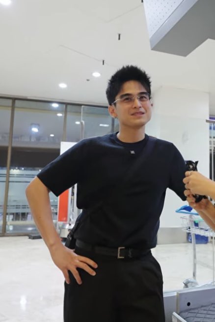 ghikzGomez's tweet photo. Akala ko matatago na sa baul. Muntik na di magkasya. 😭 
Sarap naman nga regaluhan ang batang to. Lapit na ulit birthday. Ano kaya gusto neto! 🥳 https://t.co/WGCdj10Nvq