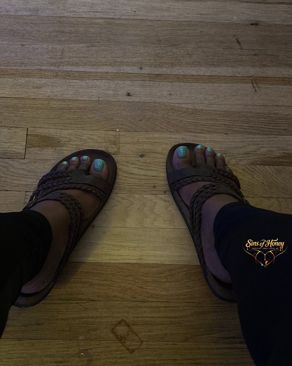 SinsofHoney's tweet photo. There’s beauty in my imperfections
#feet #greennails https://t.co/saEz4BiYfz