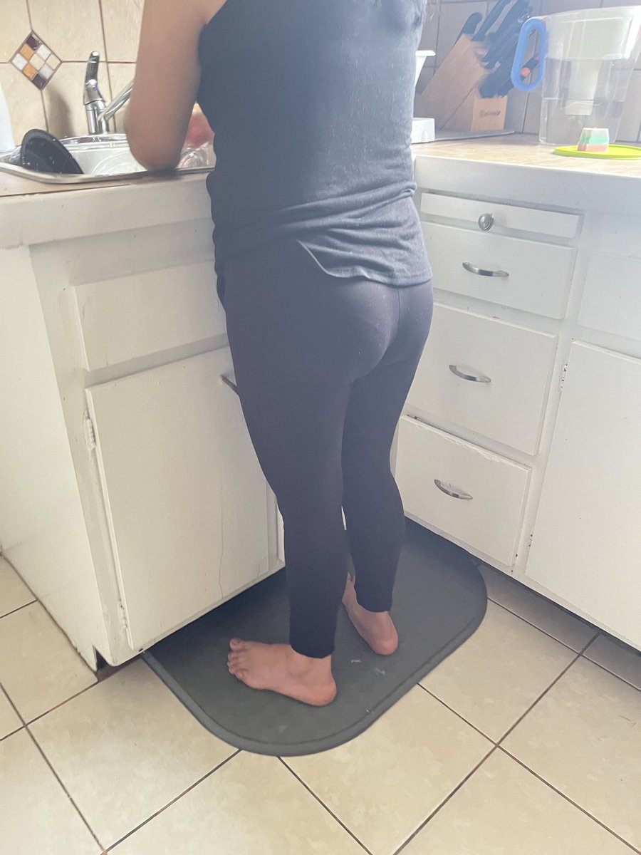 Stealth0421's tweet photo. Thick MILF mom caught showing off her ass

#mom #milf #candid #creepshot #consensual https://t.co/f5RXxorC1E