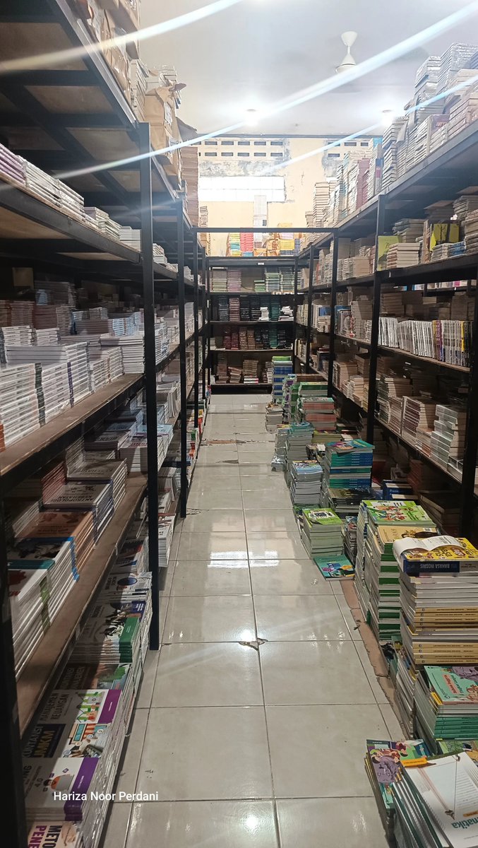 Smash1014314's tweet photo. Nemu hidden gem toko buku yang lengkap banget. 😭

Rak bukunya penuh, mulai dari buku anak, novel, ensiklopedia, buku agama, buku CPNS, self improvement, buku pelajaran, dan masih banyak lagi.

Harganya juga mulai dari Rp3 ribuan. 😭

Ini tipe tempat yang niat awalnya cuma "lihat-lihat", tapi ujung-ujungnya malah sekalian bawa pulang beberapa buku. 🥲