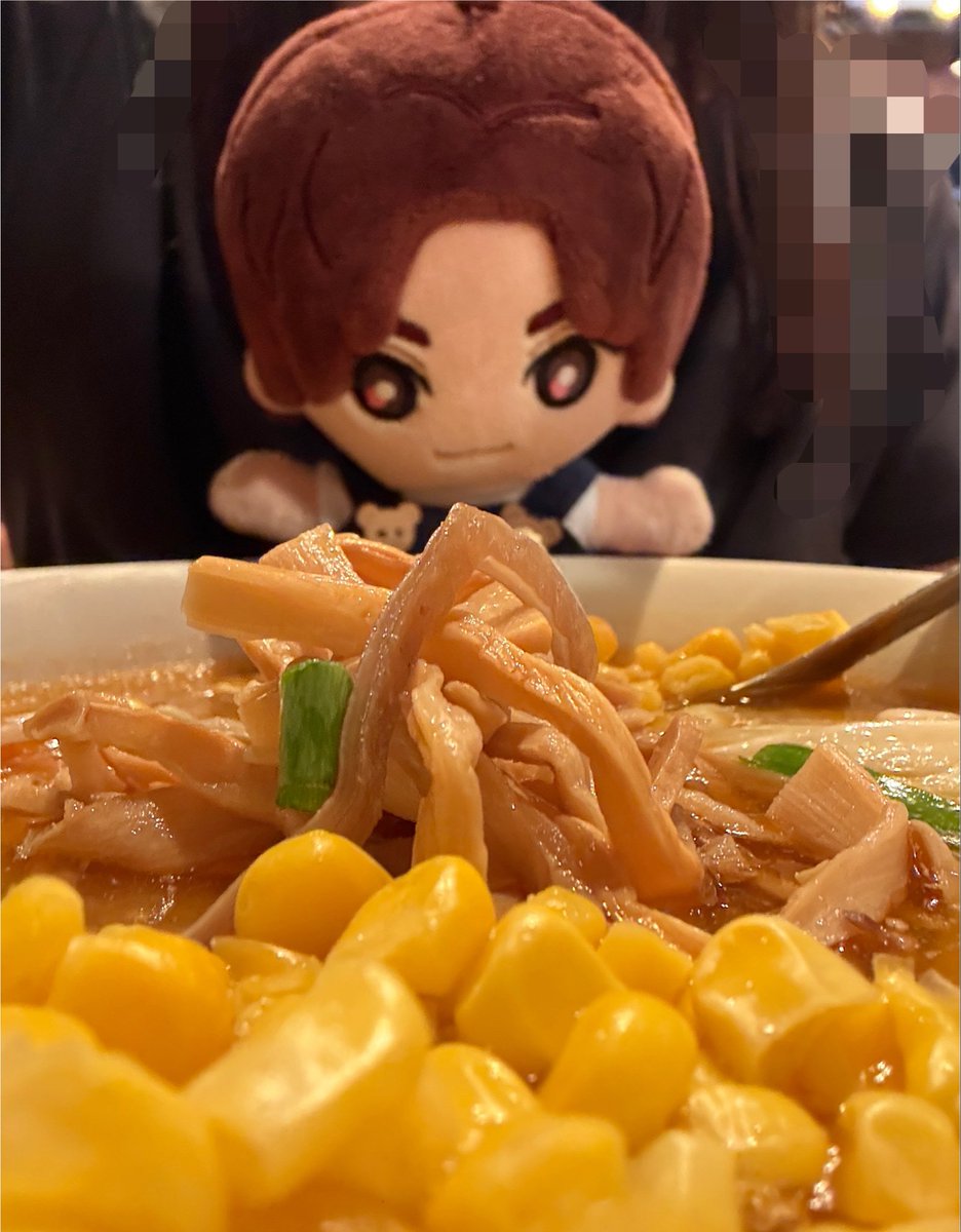 ureshiitanoshi's tweet photo. 味噌バターコーンラーメンと飛行機に嬉しそうなちびたいが🍜✈️ https://t.co/aG9XeoFH4Q