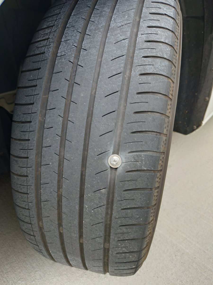 Jinvals's tweet photo. ハンドルに変な振動感じてエアコン切ったら振動のタイミングでカチカチなってて窓開けたらカチカチカチカチ！！！！って大きい石噛んだのかしらと思いつつ帰宅したらこれ https://t.co/7wJYTly9Wl