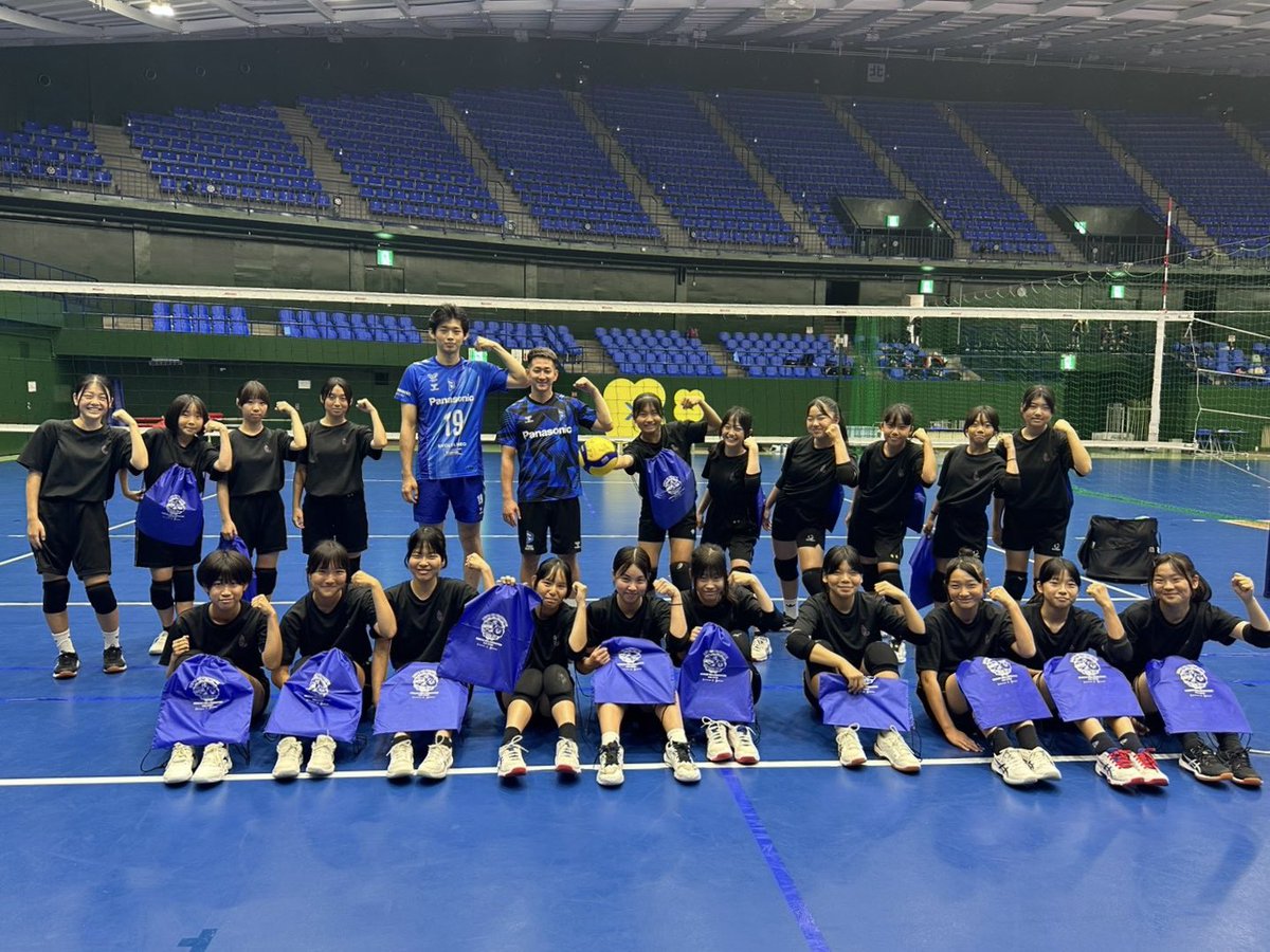 OSAKA__BLUTEON's tweet photo. 🔷#枚方市 連携交流事業2026🔷
7/31（金）は、枚方市立招堤中学校の女子バレーボール部の皆さんをパナソニックアリーナにお迎えし、バレーボール教室を実施🤩
最後まで元気いっぱい取り組んでいただきました💪
ありがとうございました🫡✨
#伊賀亮平 #西川馨太郎
#BLUEACTION #京阪
#大阪ブルテオン
#OSAKABLUTEON