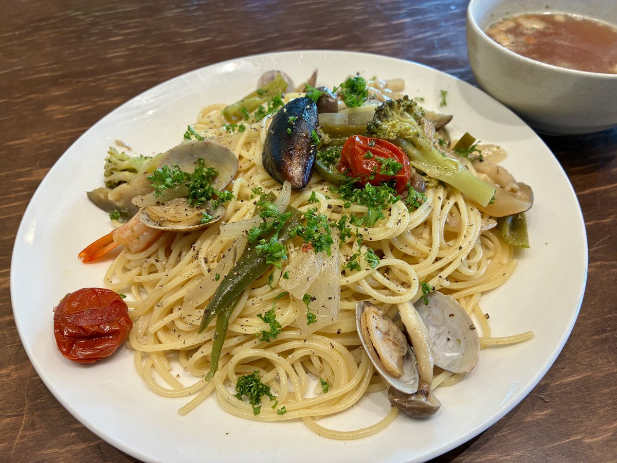 ランチは昨日のイサキのアクアパッツァをリメイクしたパスタ。