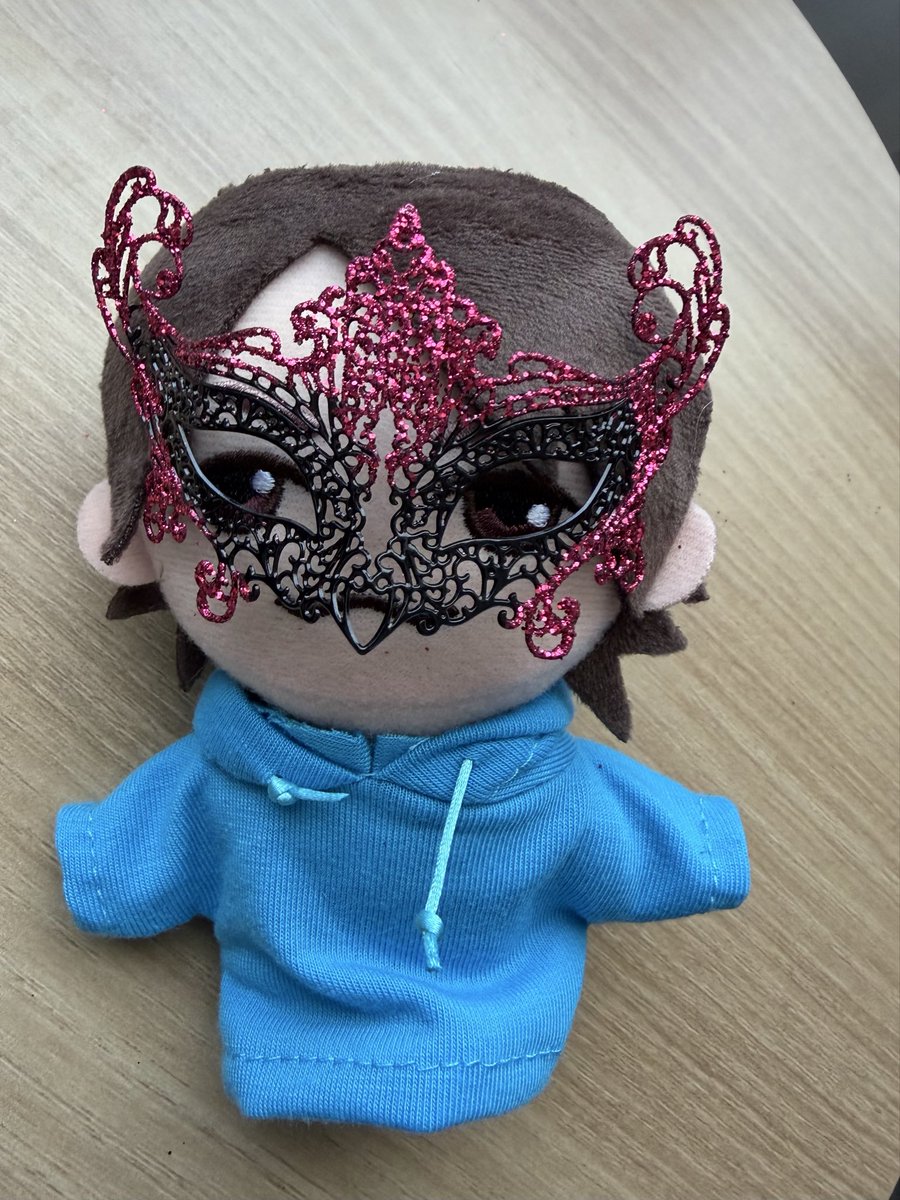 puresoulterumot's tweet photo. ぬいに出張箱根美術館の仮面がピッタリ🎭
ただ、ラメが色々なところにくっつく🤣
#GLAY
#GLAYHS
#幕張 https://t.co/NBaKJdGsZk