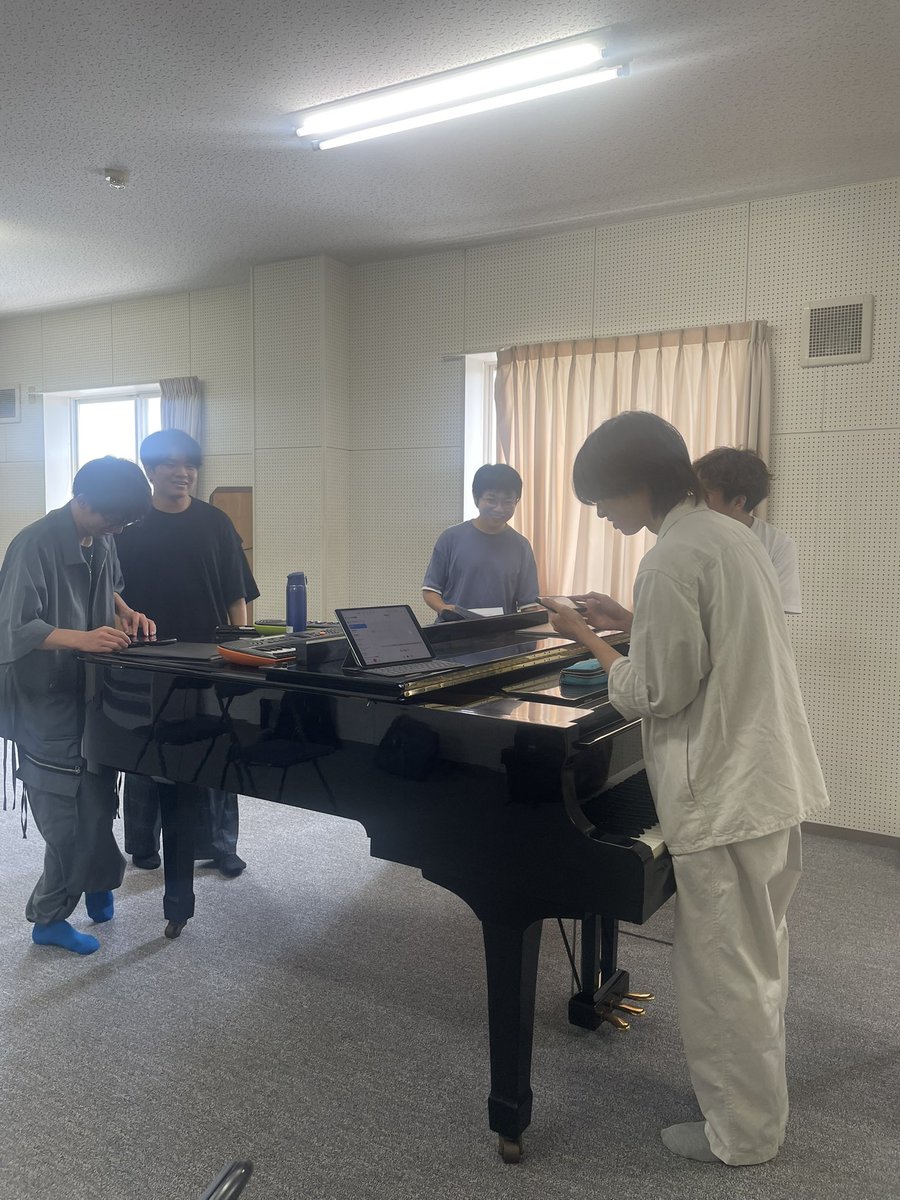 chorus_Ashi's tweet photo. 今日から夏休みです🎐

テストが終わり、久しぶりの練習でした！
休みといってもまだ課題が残っているメンバーもいるようで…

毎日暑いですが夏の練習も楽しく頑張ります😆 https://t.co/mWHVuhJb6R