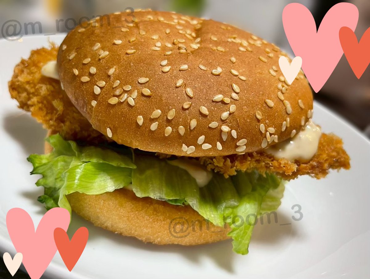 m_room_3's tweet photo. お昼は白身魚🐟揚げて
フィッシュバーガー作ったよ🍔⸝⸝⸝♡︎

揚げたてサクサクな
めるバーガーはいかが？໒꒰ྀི∩˃ ᵕ ˂∩꒱ྀི১🩷 https://t.co/jvMeJegmaL