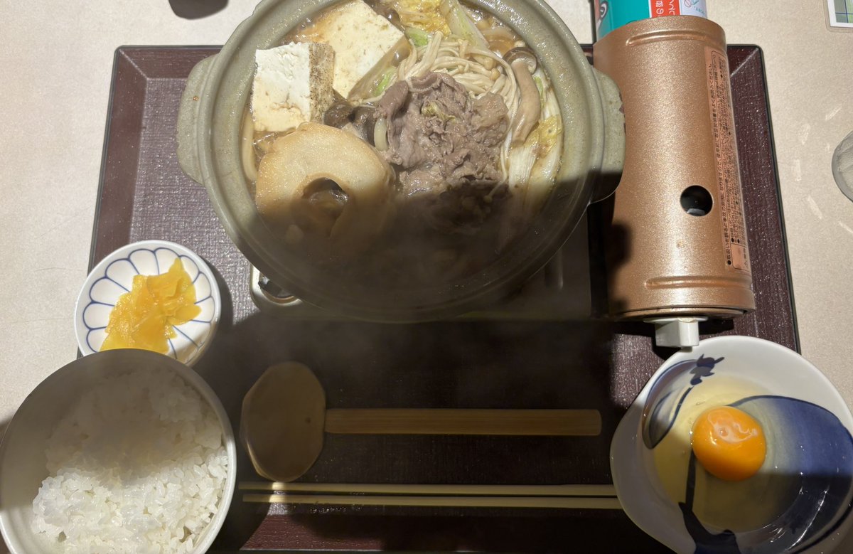 berubettonaoto8's tweet photo. 今日は寝る暇もなく忙しかったので、お昼は季節外れのすき焼きうどんを頂きました。最近、胃腸が冷え気味でしたので。(めっちゃあ汗だくになりましたが。)🥵 https://t.co/de6QFwabsb