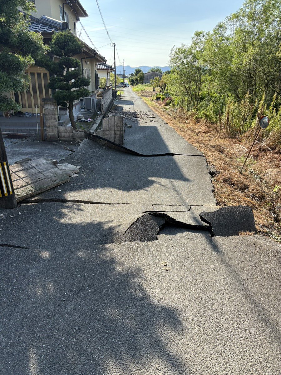 ImotoHirokazu's tweet photo. 震度7を観測した #宇城市 の宇城市議会 #四海公貴 副議長からの情報提供です。
少しでも 現状を知ってほしいとのことです。
現在、ボランティア等の問い合わせも急増しているようですが、一元化出来る支援のあり方が整理できるまで今は待つ。
被災地の方々には心よりお見舞い申し上げます。 https://t.co/bRaNprz5i8