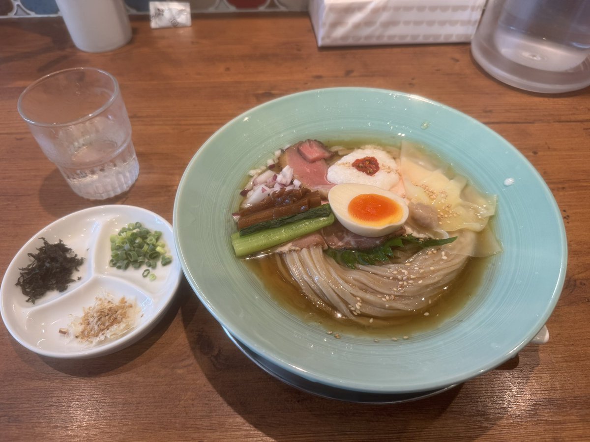 3_1183's tweet photo. 麺創房LEOさん
もち小麦の冷香麺🍜と揚げたて小海老天🍤
えびの天ぷら最高においしかったです。
冷香麺も麺がデフォで215gあるので大盛り要らずです。 https://t.co/LvqKsl0CDc