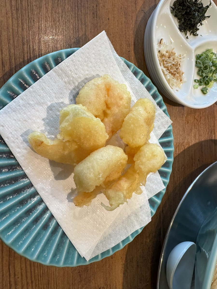 3_1183's tweet photo. 麺創房LEOさん
もち小麦の冷香麺🍜と揚げたて小海老天🍤
えびの天ぷら最高においしかったです。
冷香麺も麺がデフォで215gあるので大盛り要らずです。 https://t.co/LvqKsl0CDc