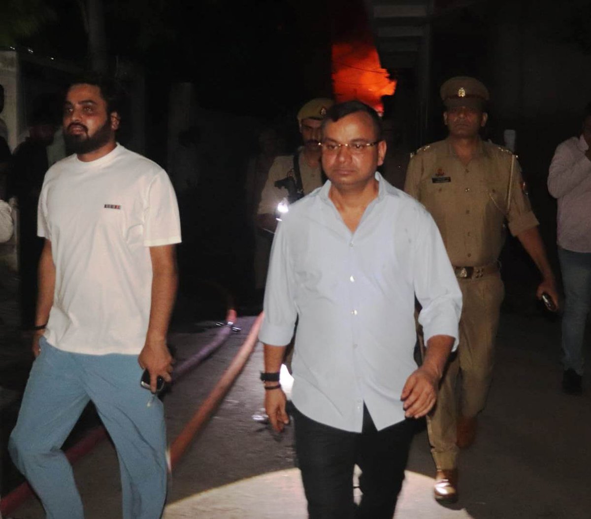 moradabadpolice's tweet photo. #SSP @MORADABADPOLICE @satpal_IPS द्वारा #SP_CITY, #SPRA, यातायात, मुख्य अग्निशमन अधिकारी (CFO) मुरादाबाद एवं अन्य अधिकारीगण के साथ थाना कोतवाली नगर क्षेत्रान्तर्गत बुद्ध बाजार स्थित मोमबत्ती फैक्ट्री में आग लगने की सूचना पर घटनास्थल का निरीक्षण किया गया। https://t.co/nBP2KAhwaY