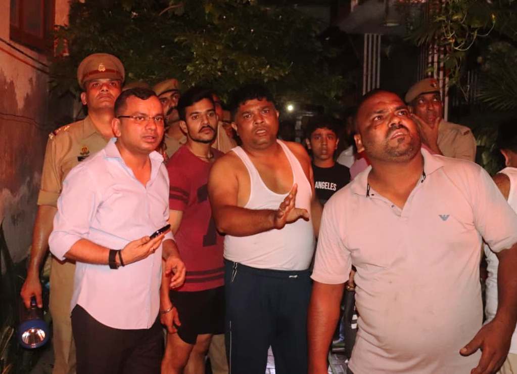 moradabadpolice's tweet photo. #SSP @MORADABADPOLICE @satpal_IPS द्वारा #SP_CITY, #SPRA, यातायात, मुख्य अग्निशमन अधिकारी (CFO) मुरादाबाद एवं अन्य अधिकारीगण के साथ थाना कोतवाली नगर क्षेत्रान्तर्गत बुद्ध बाजार स्थित मोमबत्ती फैक्ट्री में आग लगने की सूचना पर घटनास्थल का निरीक्षण किया गया। https://t.co/nBP2KAhwaY