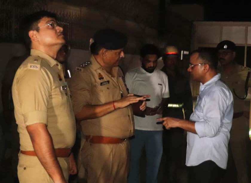moradabadpolice's tweet photo. #SSP @MORADABADPOLICE @satpal_IPS द्वारा #SP_CITY, #SPRA, यातायात, मुख्य अग्निशमन अधिकारी (CFO) मुरादाबाद एवं अन्य अधिकारीगण के साथ थाना कोतवाली नगर क्षेत्रान्तर्गत बुद्ध बाजार स्थित मोमबत्ती फैक्ट्री में आग लगने की सूचना पर घटनास्थल का निरीक्षण किया गया। https://t.co/nBP2KAhwaY