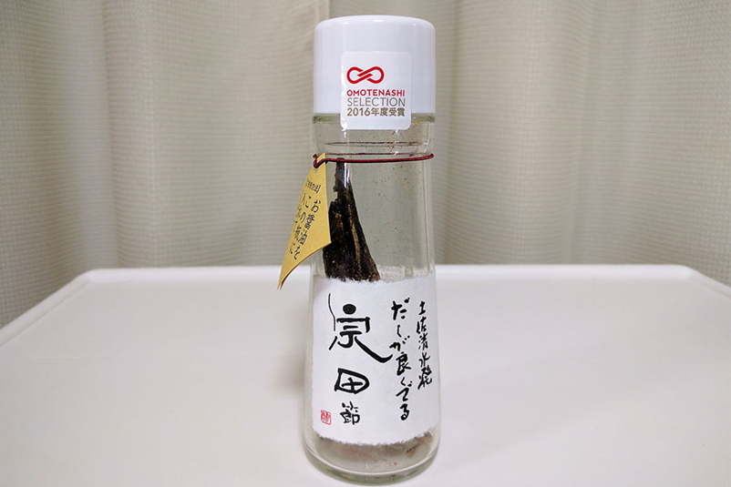 thomaslim2019's tweet photo. OK，前面都属于前戏部分，现在是来真的部分。

方法很简单，鲣鱼节，丢进酱油里，泡2周后可以开始用，可以一直用，酱油快完加酱油，很久后没有味道了就换鲣鱼节（或者你担心不靠谱时就换一条新的；我的兜4年没换过了，一直泡着，一直在用，我也没死），就这么简单。可以用任何你自己习惯用的酱油。这可以让便宜酱油变成很鲜味的高级版，当然，高级酱油就能变成无敌版。

日本有卖图1那样的带瓶版本，里面已经有小小的、大小正好适用的鱼节，你注入酱油即可。或者，买图2这样的小节，直接丢进你自己家的整瓶酱油里，都不必另外用一个空瓶。

当然，日本也有现成的鲣鱼酱油卖，如图4，我试过，还是觉得自己养好很多。

这个我介绍过给很多要求高的朋友、微博读者、推友，大家试后反馈是从满意到惊艳不等，好像没几个说不好的（当然他们也许直接取关了所以我看不到）。