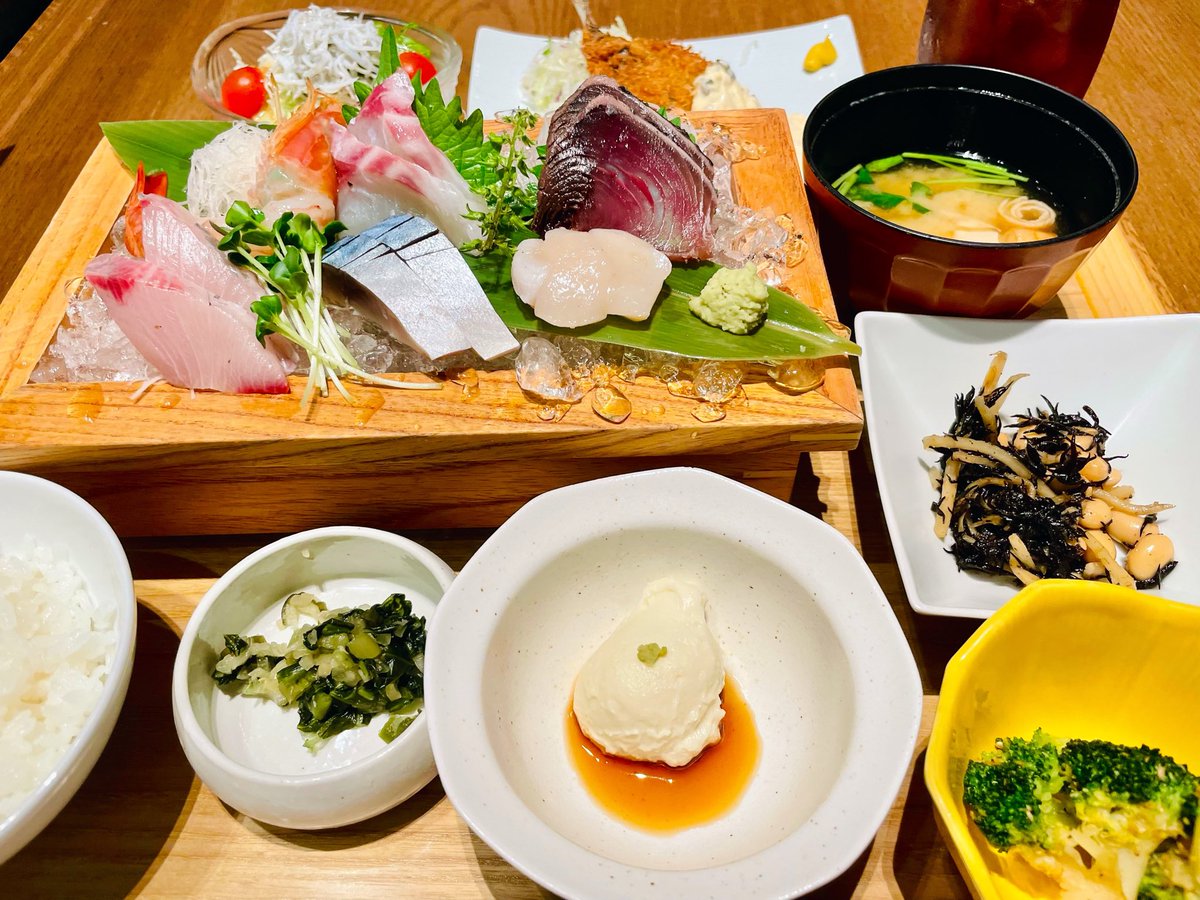 SAL900012's tweet photo. 和食 えん 虎ノ門店で
えんのお造り御膳 に
境港産アジフライ と
釜揚げしらすのサラダ と
アイスレモンティー を
いただきました！ https://t.co/eN9Q761zED