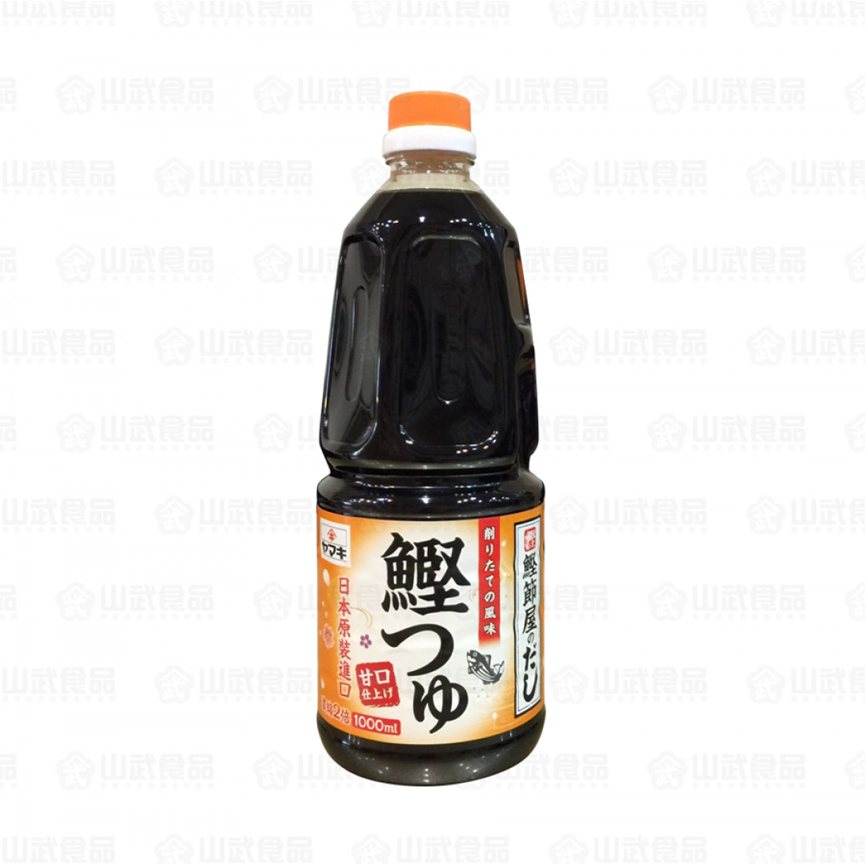 thomaslim2019's tweet photo. OK，前面都属于前戏部分，现在是来真的部分。

方法很简单，鲣鱼节，丢进酱油里，泡2周后可以开始用，可以一直用，酱油快完加酱油，很久后没有味道了就换鲣鱼节（或者你担心不靠谱时就换一条新的；我的兜4年没换过了，一直泡着，一直在用，我也没死），就这么简单。可以用任何你自己习惯用的酱油。这可以让便宜酱油变成很鲜味的高级版，当然，高级酱油就能变成无敌版。

日本有卖图1那样的带瓶版本，里面已经有小小的、大小正好适用的鱼节，你注入酱油即可。或者，买图2这样的小节，直接丢进你自己家的整瓶酱油里，都不必另外用一个空瓶。

当然，日本也有现成的鲣鱼酱油卖，如图4，我试过，还是觉得自己养好很多。

这个我介绍过给很多要求高的朋友、微博读者、推友，大家试后反馈是从满意到惊艳不等，好像没几个说不好的（当然他们也许直接取关了所以我看不到）。
