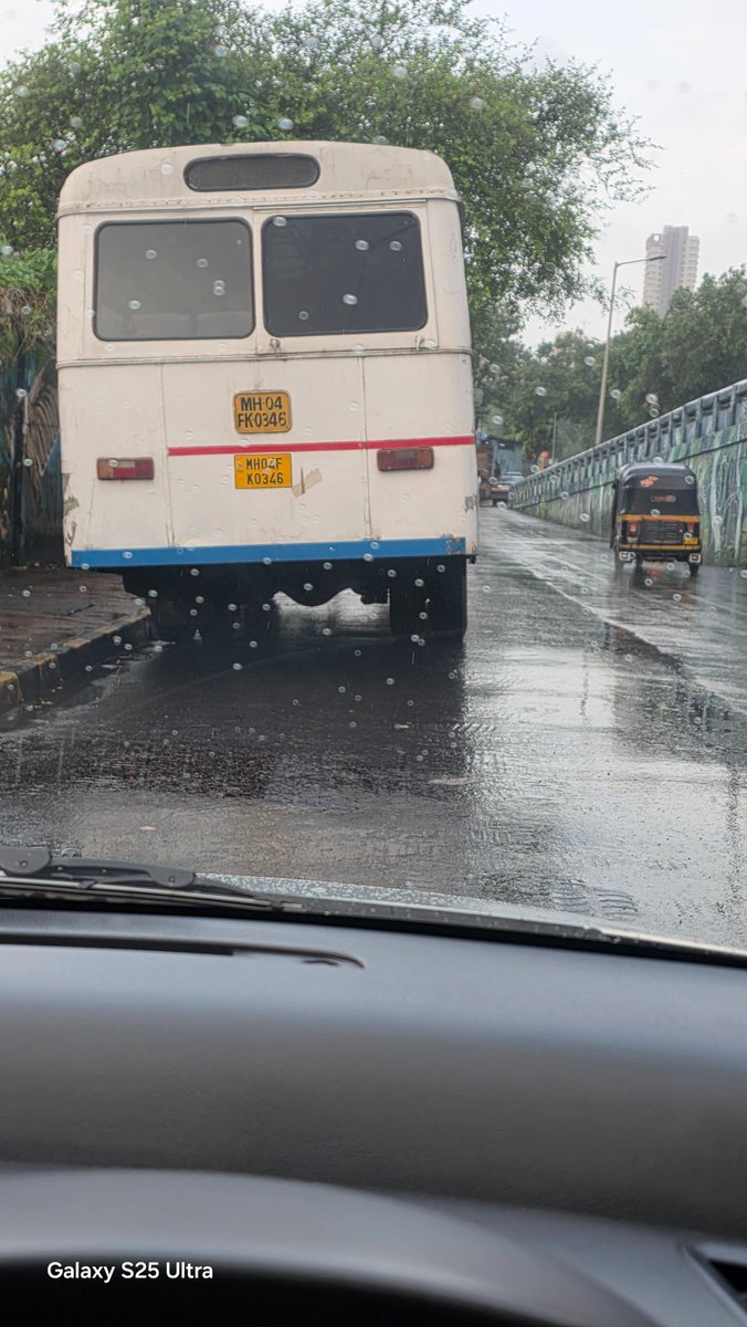 mpuranik123's tweet photo. @MTPHereToHelp @CPMumbaiPolice @CMOMaharashtra - Mulund W- J D Rd- on a narrow residential road below east west flyover , it has become parking bay for tourist cars &amp; buses. Pl stop &amp; save the resident women, girls, kids. https://t.co/G2LTilri0J